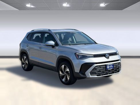 Used 2025 Volkswagen Taos SE AWD/4WD image 7