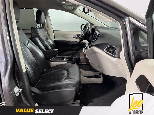 Used 2020 Chrysler Pacifica Touring-L w/ Tire & Wheel Group FWD image 15