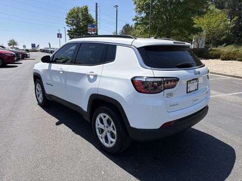 Used 2024 Jeep Compass Latitude AWD/4WD image 7