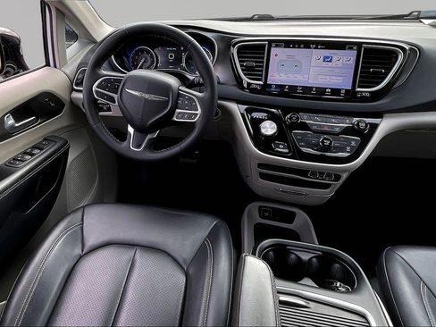 Used 2023 Chrysler Pacifica Touring-L image 9