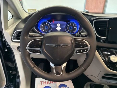 Used 2024 Chrysler Pacifica Touring-L image 28