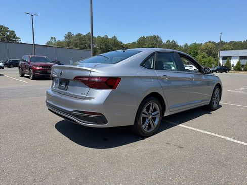 Used 2023 Volkswagen Jetta SE FWD image 5