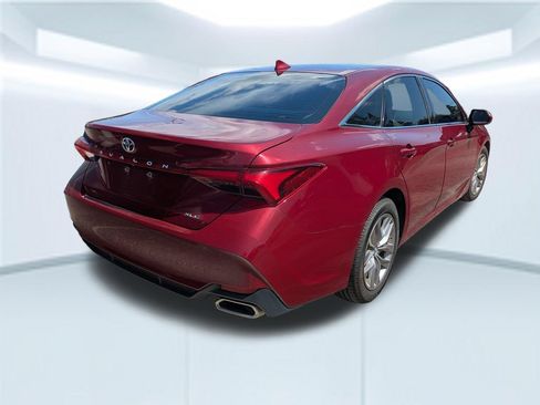 Used 2019 Toyota Avalon XLE w/ Moonroof Package FWD image 2