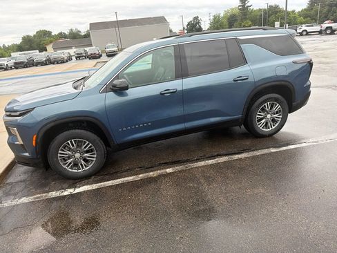 Used 2025 Chevrolet Traverse LT FWD image 3