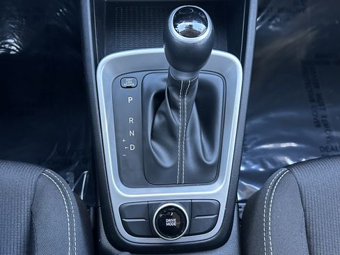 Used 2023 Hyundai Venue SEL image 33