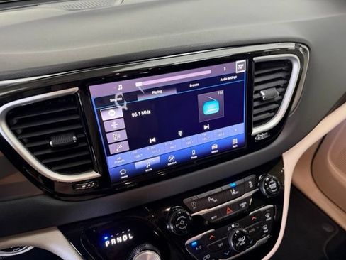 Used 2024 Chrysler Pacifica Touring-L FWD image 23