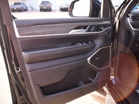 Used 2024 Jeep Wagoneer L Series II w/ Premium Group I image 26