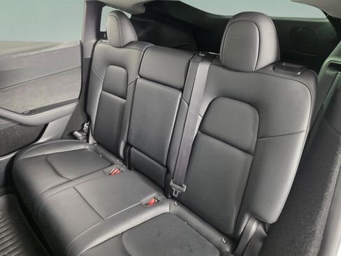 Used 2022 Tesla Model Y Long Range image 13