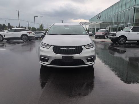 Used 2023 Chrysler Pacifica Touring-L FWD image 2