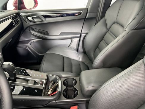 Certified 2023 Porsche Macan image 30
