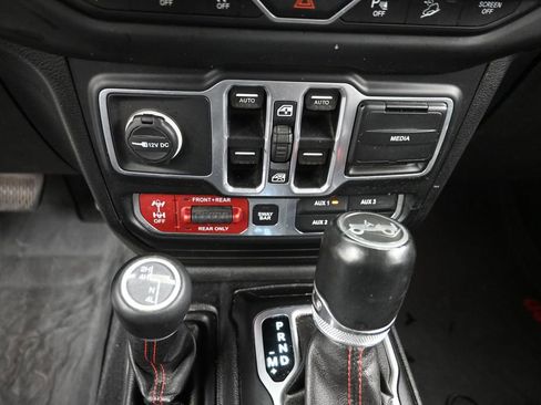 Used 2018 Jeep Wrangler Unlimited Rubicon w/ Dual Top Group AWD/4WD image 16