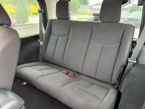 Used 2018 Jeep Wrangler Sport w/ Connectivity Group AWD/4WD image 19