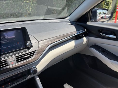 Used 2025 Nissan Altima 2.5 SV FWD image 35