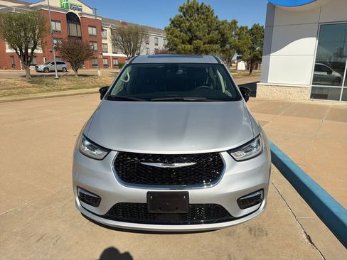 Used 2024 Chrysler Pacifica Limited image 3