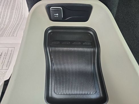 Used 2023 Chrysler Pacifica Touring-L FWD image 30