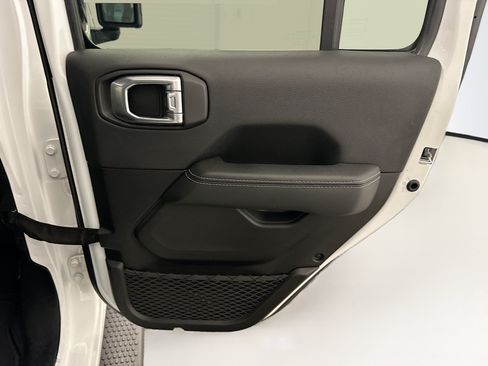 Used 2022 Jeep Wrangler Unlimited Sahara w/ Cold Weather Group AWD/4WD image 31