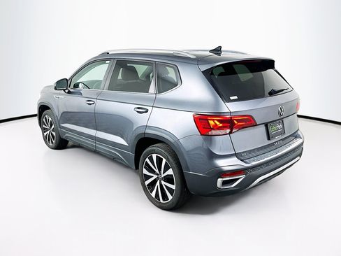 Used 2022 Volkswagen Taos SE w/ Panoramic Sunroof Package FWD image 5