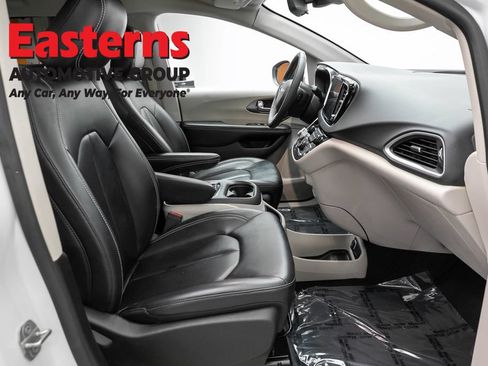 Used 2023 Chrysler Pacifica Touring-L FWD image 23