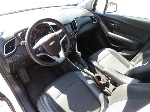 Used 2018 Chevrolet Trax LT w/ LT Convenience Package FWD image 11