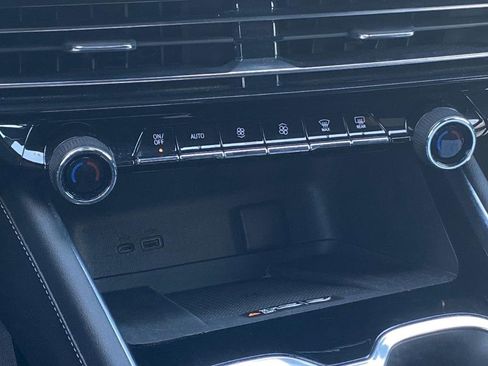 Certified 2025 Chevrolet Traverse LT image 11