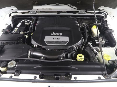 Used 2015 Jeep Wrangler Unlimited Sahara w/ Connectivity Group AWD/4WD image 48