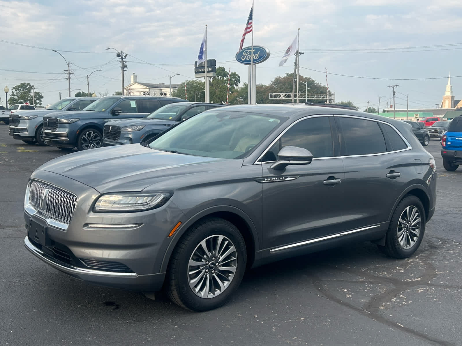 Used 2023 Lincoln Nautilus FWD image 2