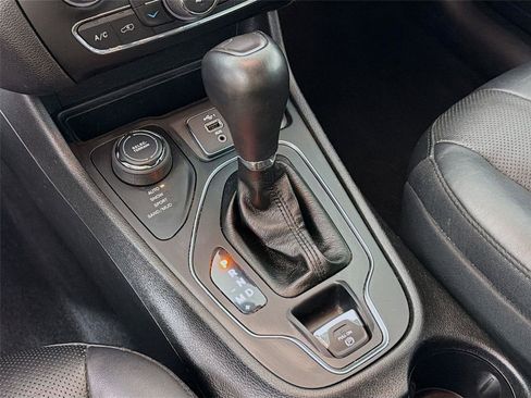 Used 2021 Jeep Cherokee Latitude Lux w/ Comfort/Convenience Group AWD/4WD image 17