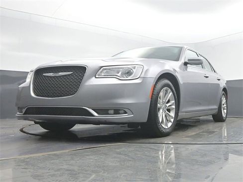 Used 2017 Chrysler 300 C image 46
