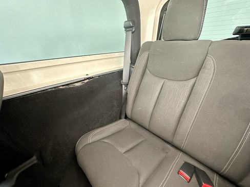 Used 2017 Jeep Wrangler Sahara w/ Connectivity Group AWD/4WD image 12
