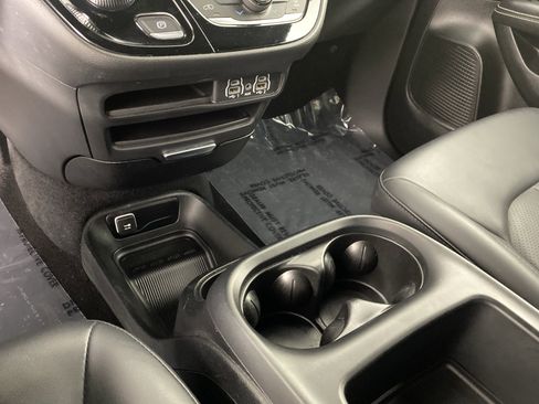 Used 2025 Chrysler Pacifica Select image 30