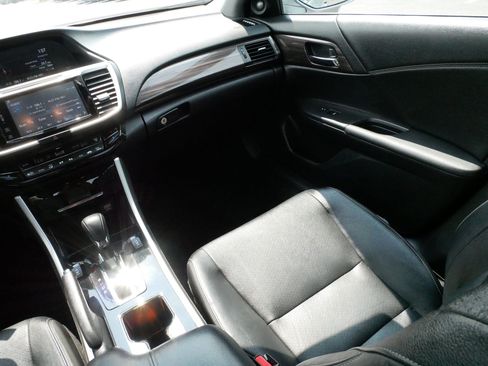Certified 2017 Honda Accord EX-L image 11