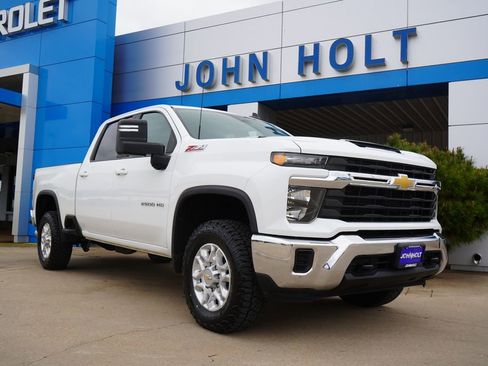 Used 2024 Chevrolet Silverado 2500 LT AWD/4WD image 2