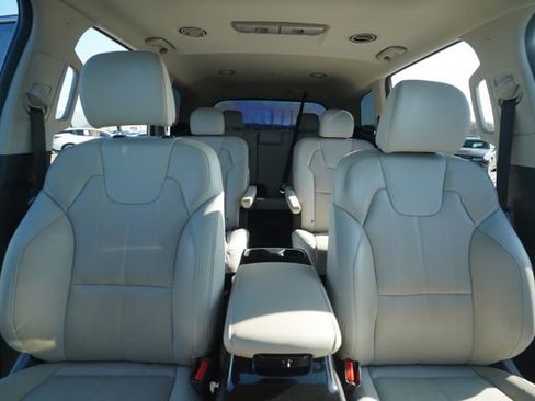 Used 2024 Kia Telluride EX w/ EX Captain's Chair Package image 37