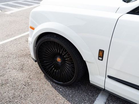 Used 2023 Rolls-Royce Cullinan w/ Cullinan Package image 17