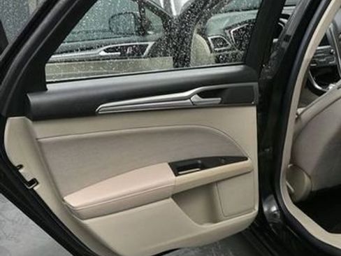 Used 2019 Ford Fusion SE FWD image 9