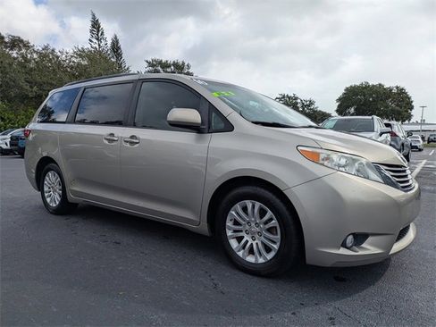 Used 2016 Toyota Sienna XLE image 2