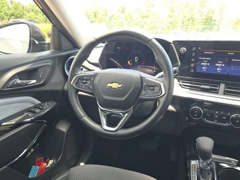 Used 2024 Chevrolet Trax LT w/ Sunroof Package FWD image 34