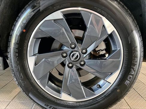 Used 2025 Nissan Rogue SV FWD image 31