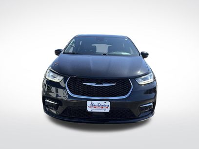 Used 2025 Chrysler Pacifica Select