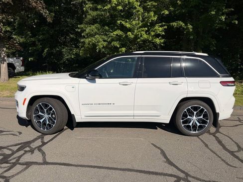 Used 2023 Jeep Grand Cherokee Summit AWD/4WD image 4