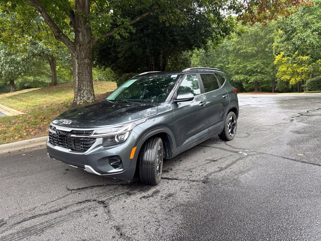 Used 2025 Kia Seltos EX w/ EX Sunroof Package FWD image 3