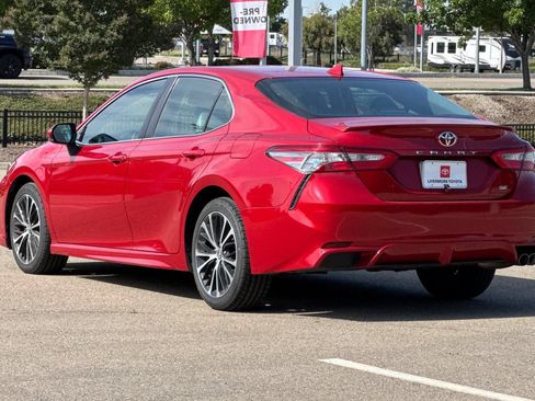 Used 2019 Toyota Camry SE w/ Convenience Package FWD image 6