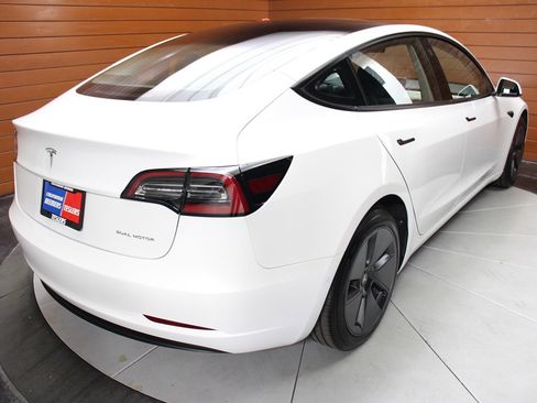 Used 2022 Tesla Model 3 Long Range AWD/4WD image 18
