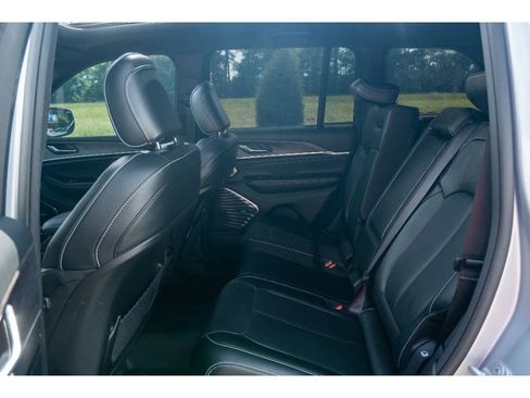 Used 2023 Jeep Grand Cherokee Overland RWD image 14