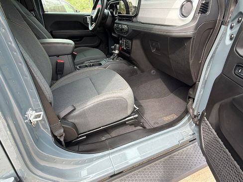 Used 2025 Jeep Wrangler Sahara image 19