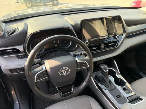 Used 2021 Toyota Highlander Limited FWD image 7