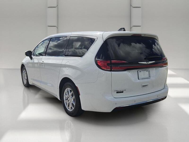 Certified 2023 Chrysler Pacifica Touring-L FWD image 3
