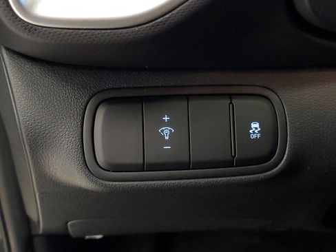 Used 2025 Hyundai Venue SEL FWD image 13