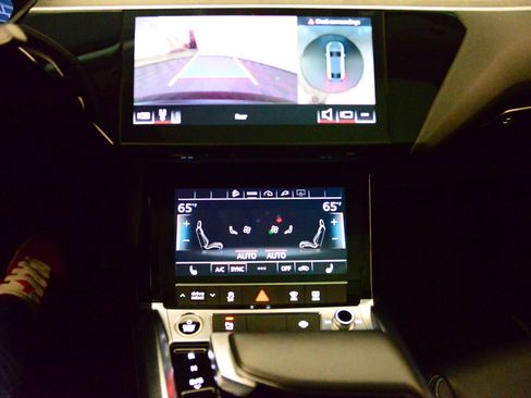 Used 2022 Audi e-tron Premium w/ Convenience Plus Package image 31