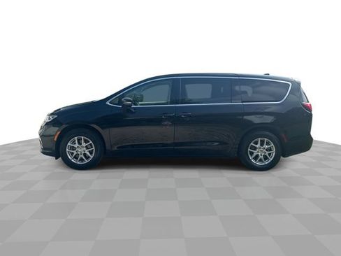 Used 2024 Chrysler Pacifica Touring-L FWD image 6